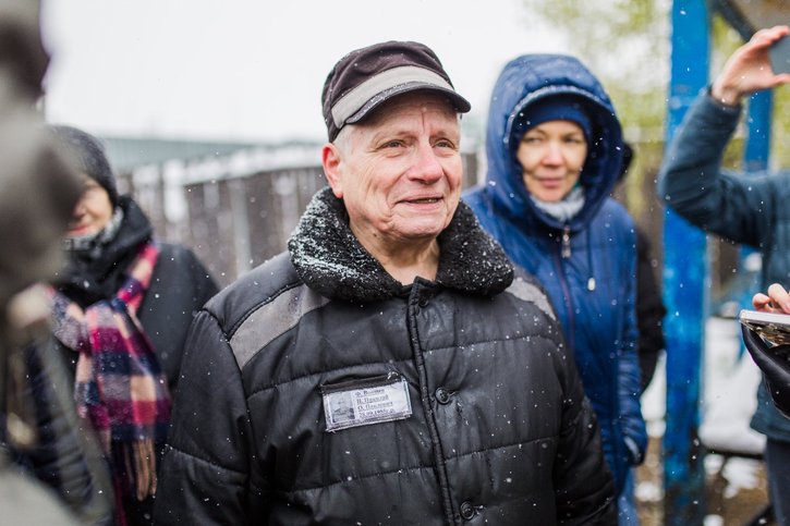 Николай Воищев в окружении друзей