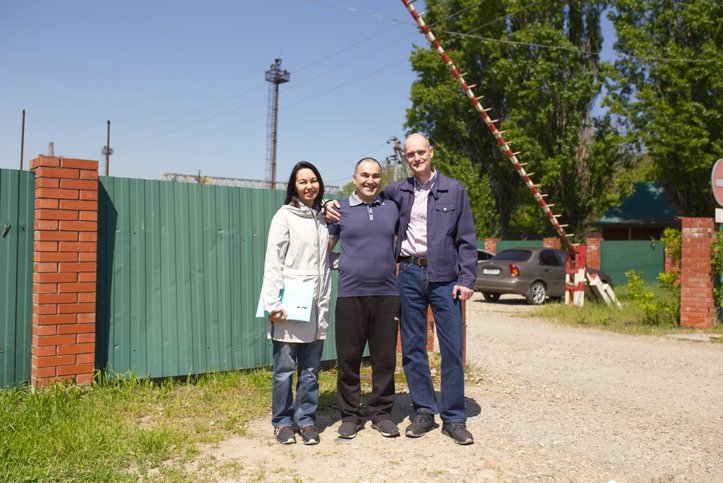 Inver Siyukhov (au centre) et sa sœur avec son mari. Avril 2025