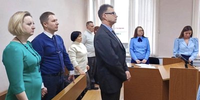 Nikolay Kupriyanskiy y los Chausov durante la sentencia. 2 de diciembre de 2024