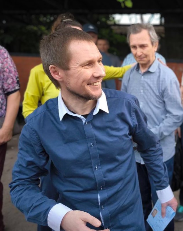 Dmitriy Chavusov después de ser liberado del centro de detención preventiva. 26 de mayo de 2025