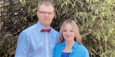 Anton Kuzhelkov con su esposa Alyona