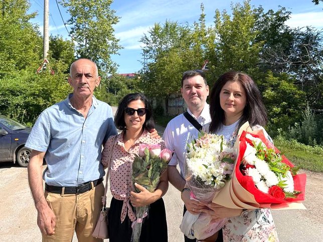 Da sinistra a destra: il padre e la sorella di Sona, insieme al marito, posano per una foto con lei dopo il suo rilascio. luglio 2025