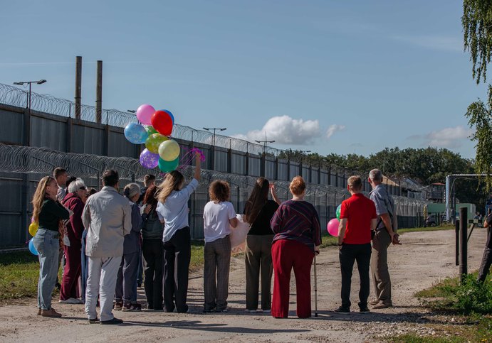 流刑地の出口で、ウラジミールは友人たちに会います