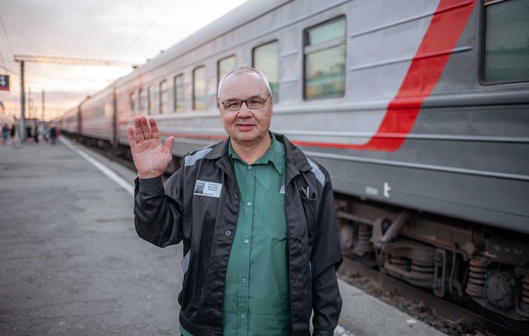 信者は釈放後に家に帰る