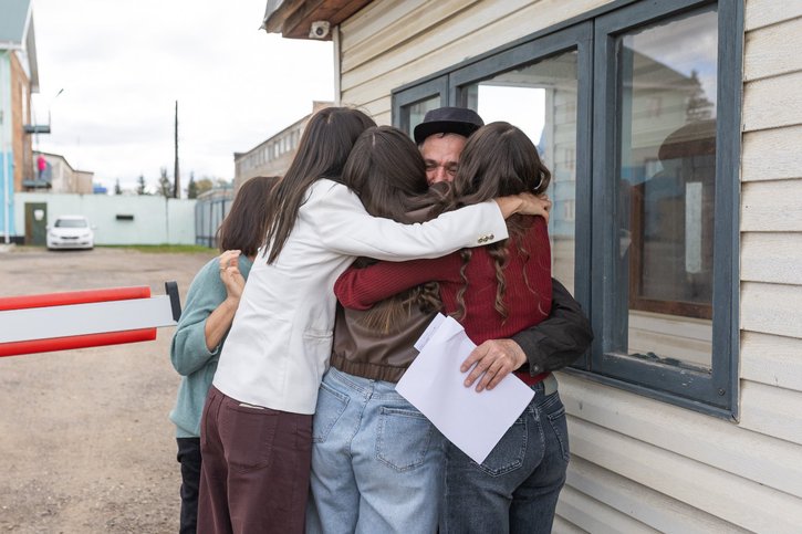 Des membres de la famille embrassent Konstantin au point de contrôle. 10 septembre 2025.