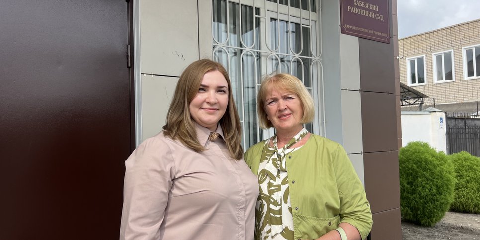 Yuliya Pasynkova com sua sogra no dia do veredicto
