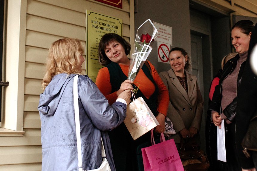 ヴァシリナ・ペンスカヤさんとイリーナ・ウシャコワさんは、判決当日にナタリアを応援しに来た人々の一人だった。2025年9月30日