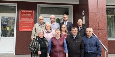 法廷の前で有罪判決を受けたエホバの証人。2025年10月1日。