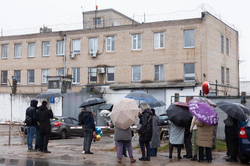 Amigos esperan a Vardan Zakaryan cerca de la colonia penal