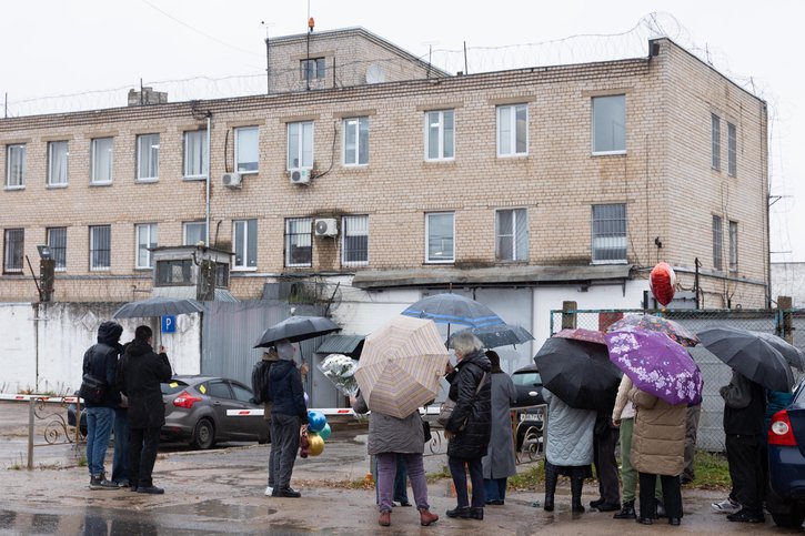 Amigos esperan a Vardan Zakaryan cerca de la colonia penal