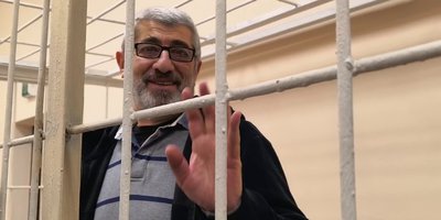 법원 심리에서 새장에 갇힌 삼벨 바바얀, 2025년 10월