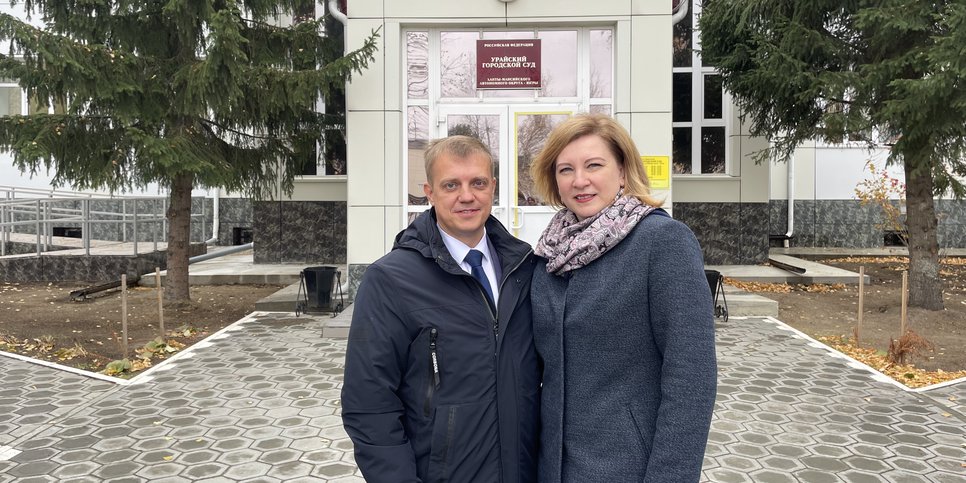 Andrei Sazonov vaimonsa Viktorian kanssa oikeuden edessä. Lokakuu 2025