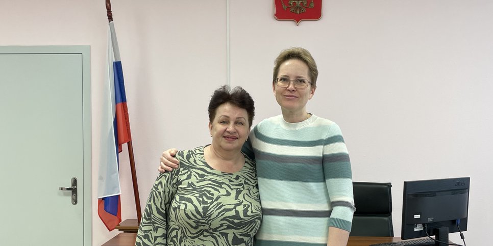 Larisa Potapova e Olga Kalinnikova in aula, marzo 2025