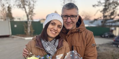 Dmitriy und Marina Dolzhikov am Tag seiner Freilassung. 24. Oktober 2025