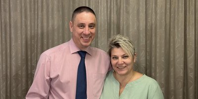 Sergey Melnik vaimonsa kanssa vapautumisensa jälkeen, joulukuu 2025