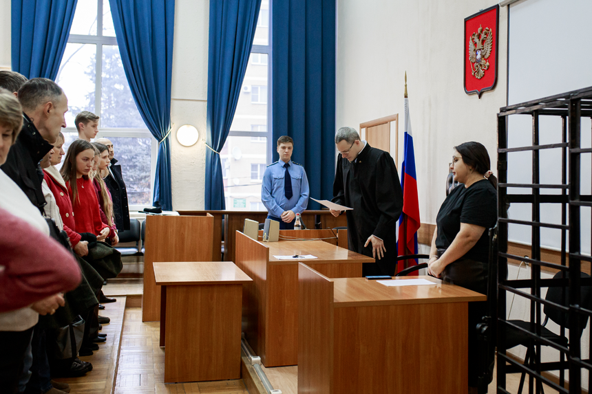 Les auditeurs, y compris les proches d’Anatoliy, écoutent les paroles du juge avec tension. Décembre 2025