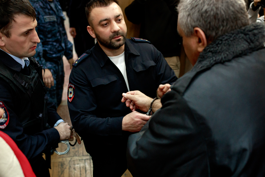 Anatoliy est menotté directement dans la salle d’audience. Décembre 2025