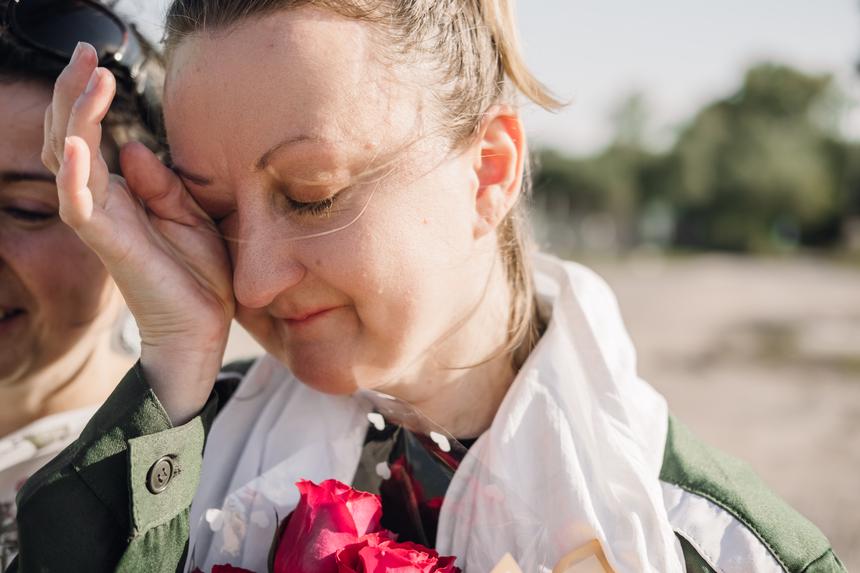 Oksana Chausova teilte mit Freudentränen ihre ersten Momente der Freiheit mit Freunden. September 2025.