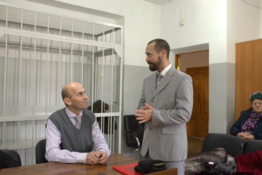 ヴィクトル・スピリチェフ(左)とセルゲイ・ドヴレチェンスキー(右)の事件は「シェパード」の証言に基づいています。両者は同じ日に判決を受けました。執行猶予2年の判決です。ヴィセルキ、2025年12月。