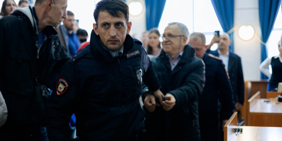 Aleksey Lelikov, Musiklehrer und behinderter Angehöriger der Gruppe II, wurde zu 6,5 Jahren Strafanstalt verurteilt. Februar 2025