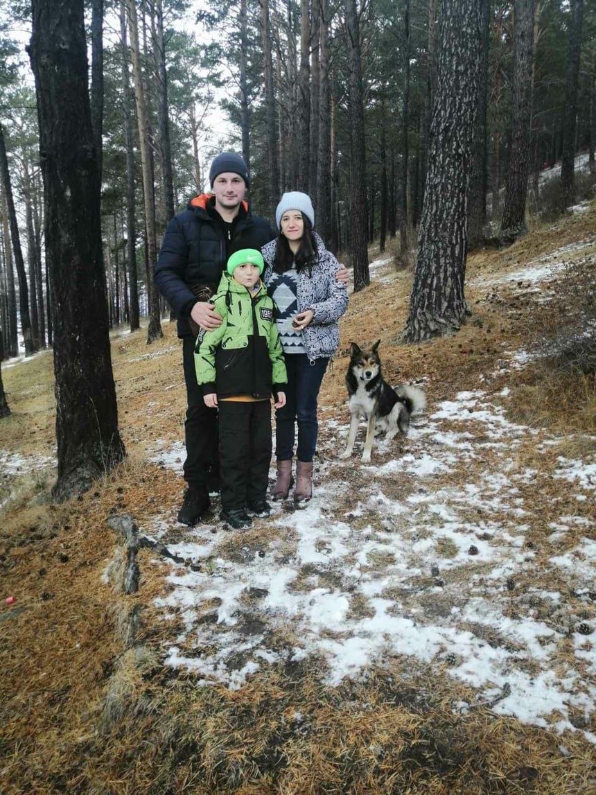 ミハイル・モイシュは妻と長男と共に。