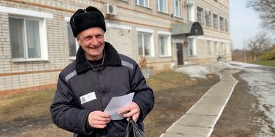 Dmitriy Zagulin con colonia penal en el trasfondo