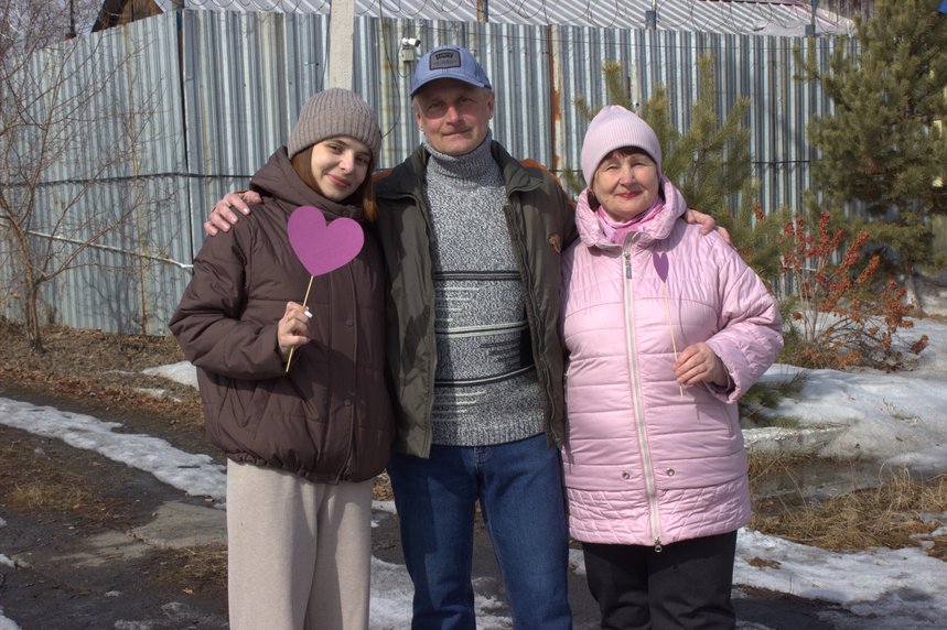 Dmitriy Zagulin con colonia penal en el trasfondo