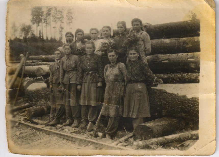 Exiled women and girls—Jehovah’s Witnesses—performed heavy labor in logging camps. Bikhtuil settlement, Tomsk Region. 1956.