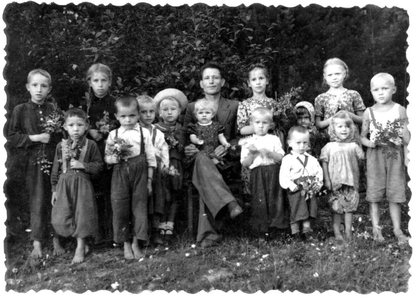 Children of exiled Jehovah’s Witnesses. Bottom row, second from the left—Yaroslav’s father, Vasiliy Kalin. Iskra settlement, Irkutsk Region, 1954
