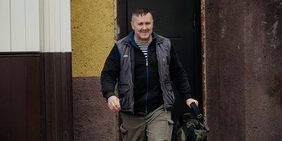 Vitaliy Manuylov deixando o centro correcional, 15 de maio de 2026
