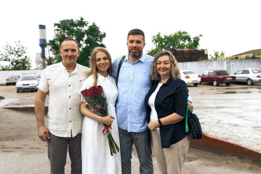 Кроме жены, у здания исправительного центра Максима встречали родители. 8 июня 2026 года